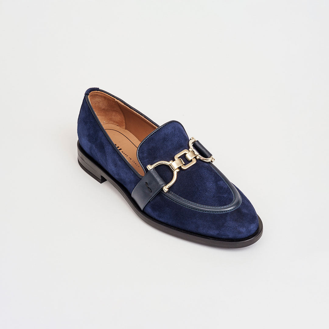 Mocassino affusolato con morsetto in camoscio tacco 2 cm.