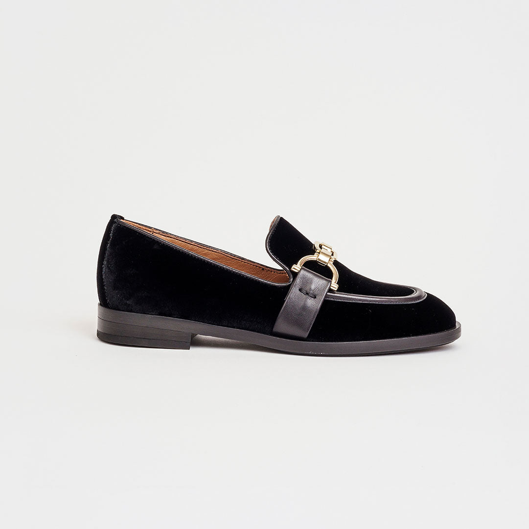 Mocassino affusolato con morsetto in velluto tacco 2 cm.