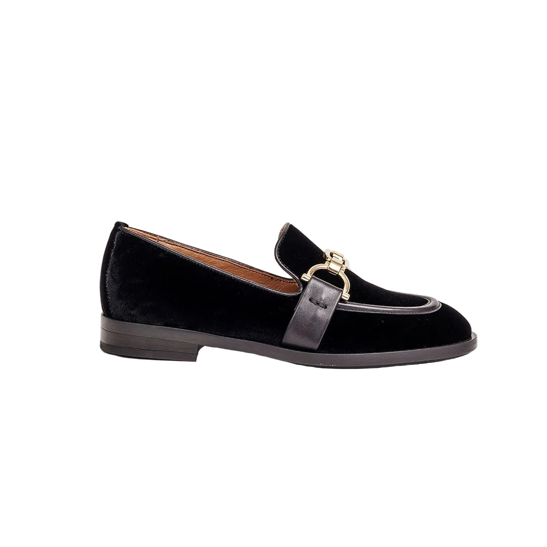 Mocassino affusolato con morsetto in velluto tacco 2 cm.