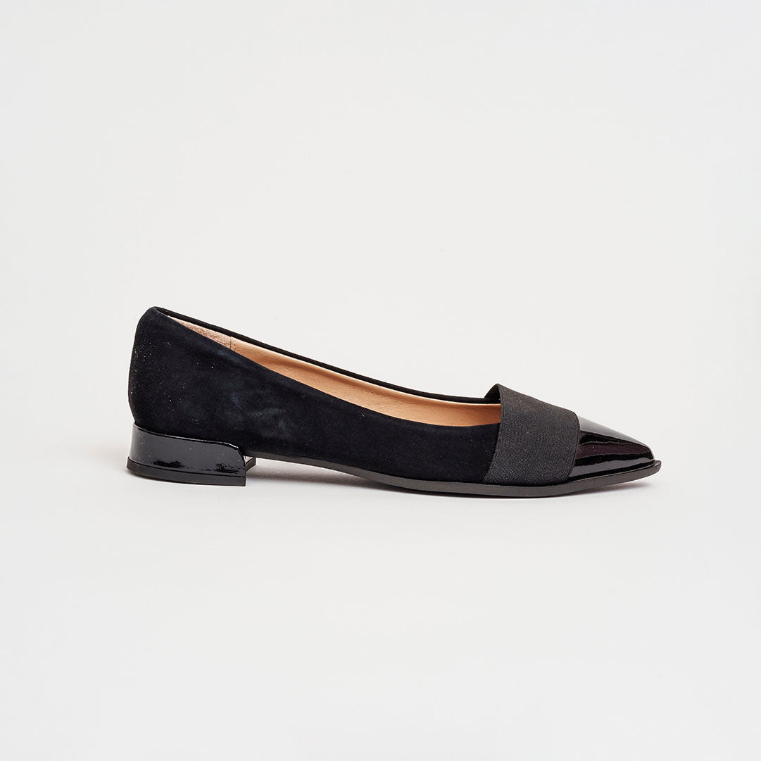 Décolleté slanciato vernice camoscio e gros nero tacco 2 cm.
