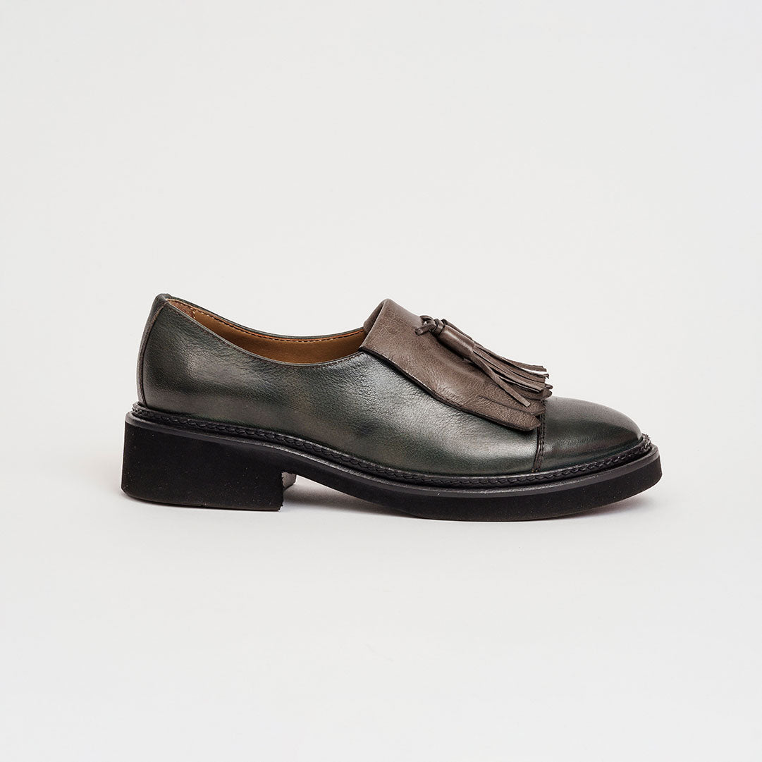 Mocassino bicolore con frangia e nappine in pelle tacco 2 cm.