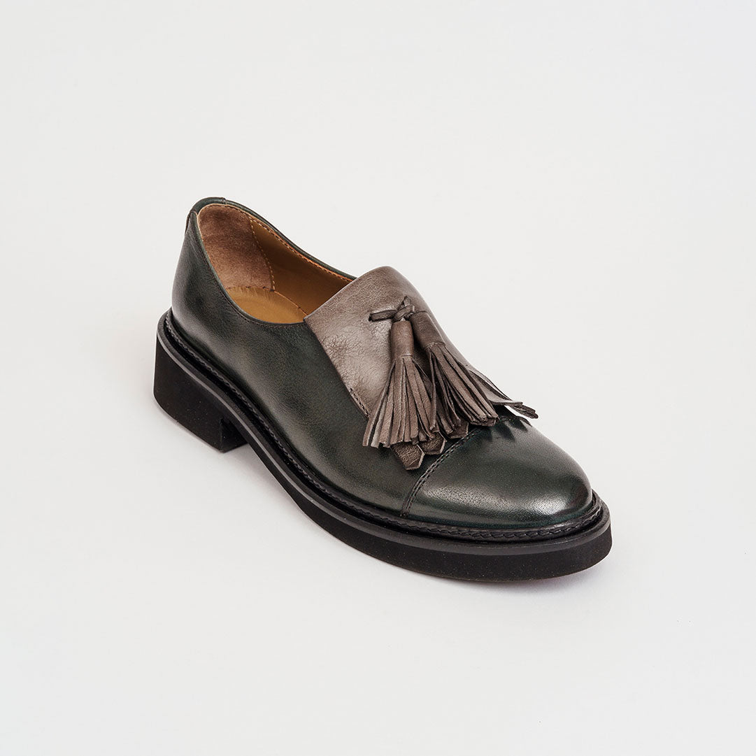 Mocassino bicolore con frangia e nappine in pelle tacco 2 cm.