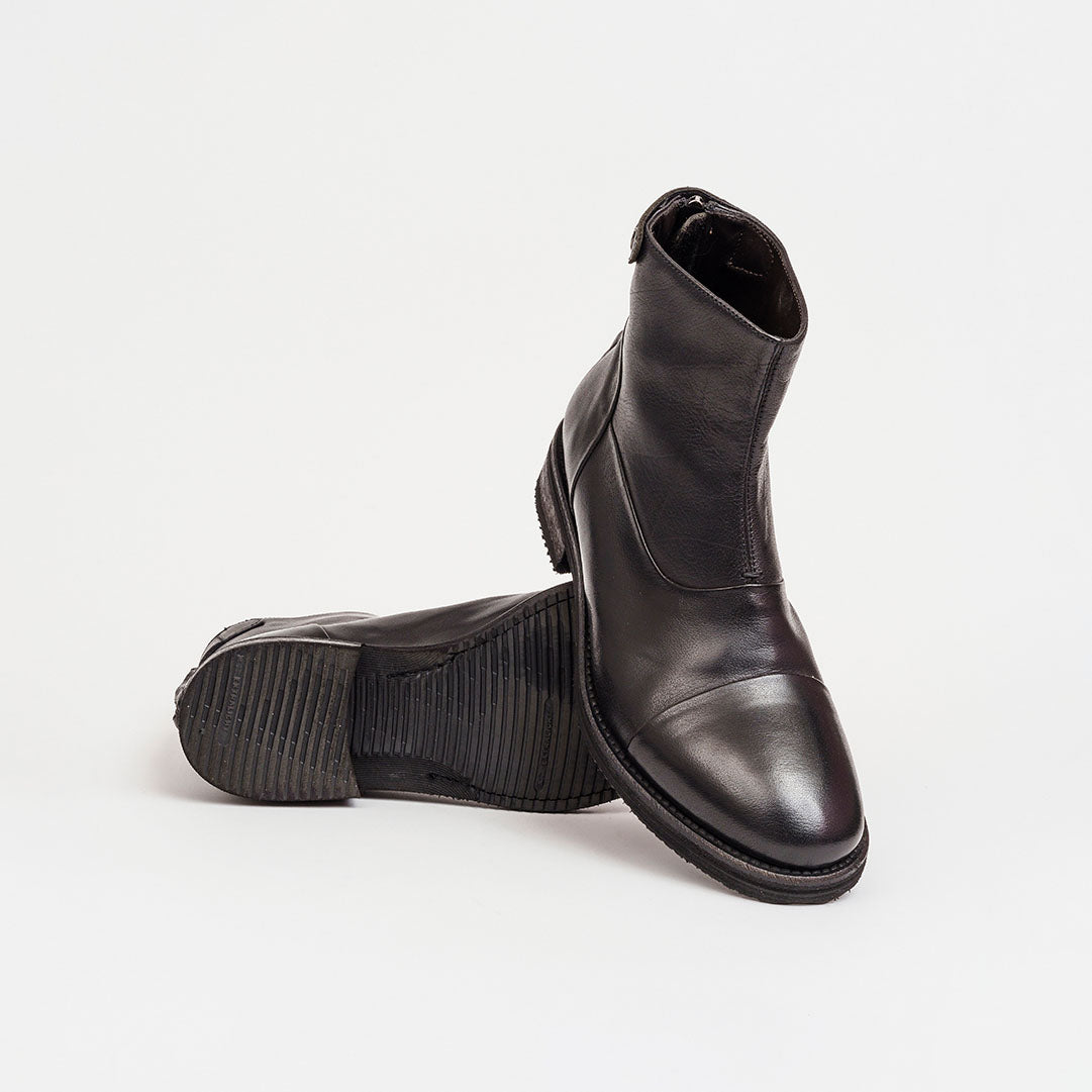 Polacchino in pelle con zip sul retro tacco 2 cm.