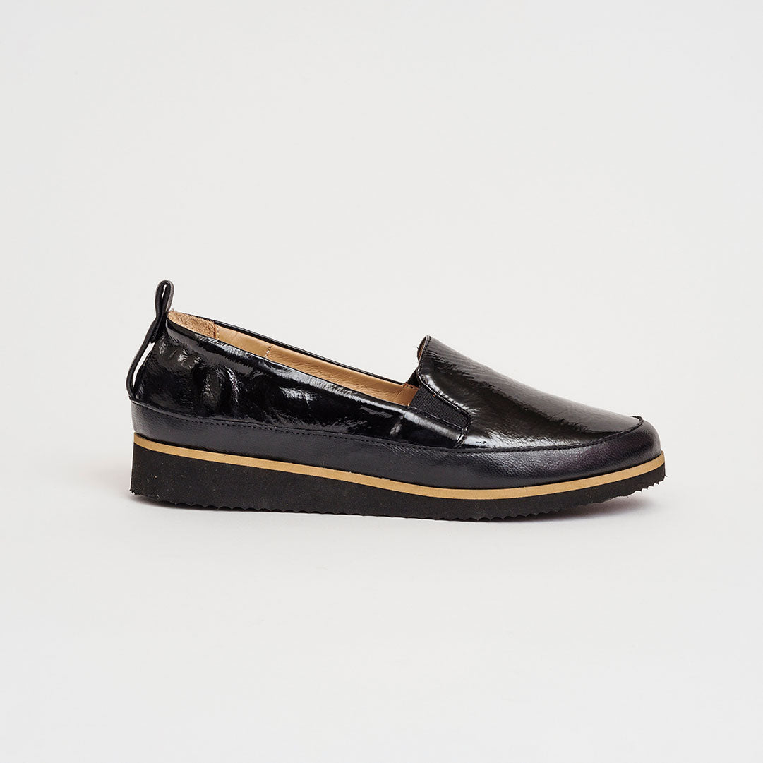 Slip-on pelle in vernice con zeppetta 3 cm.