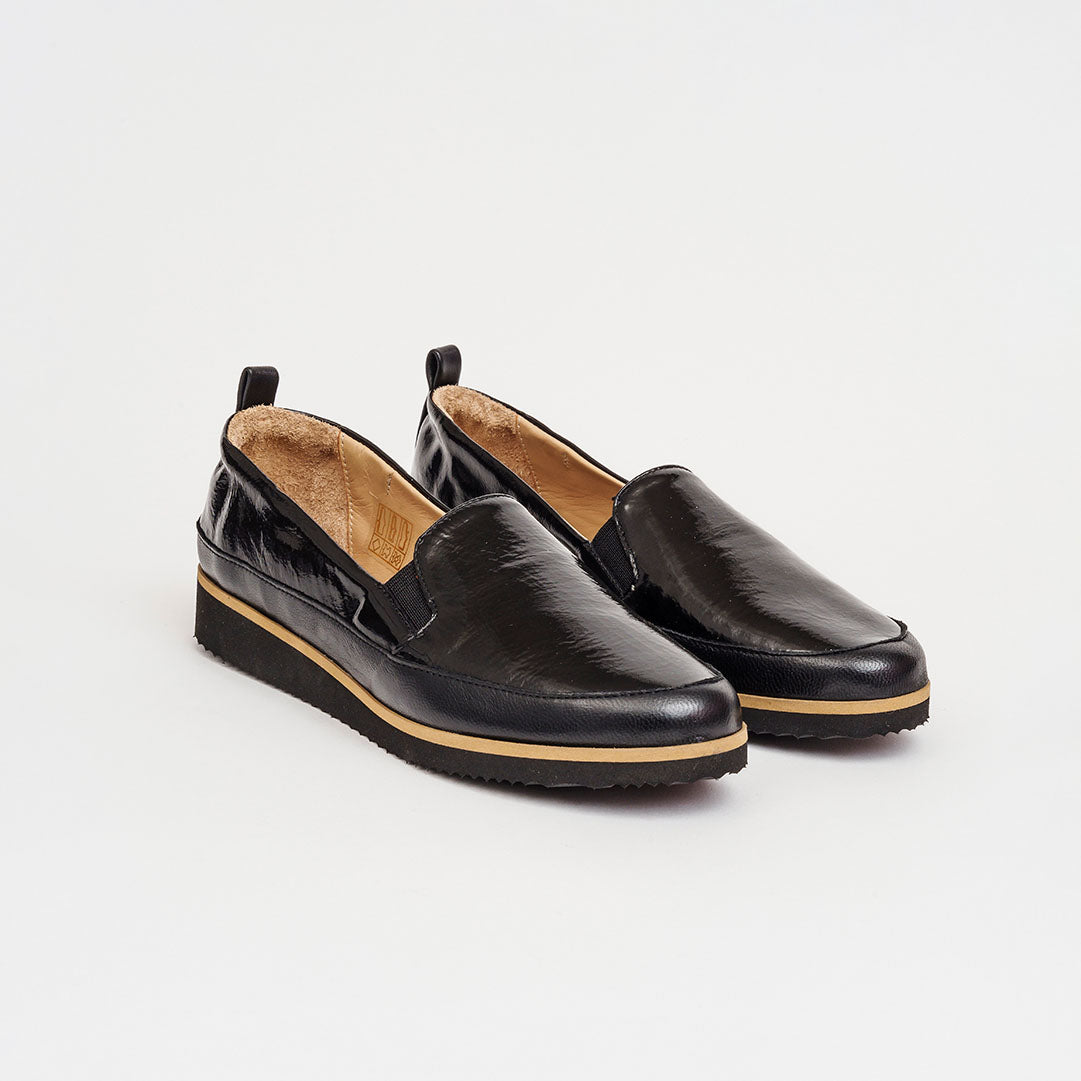 Slip-on pelle in vernice con zeppetta 4 cm.
