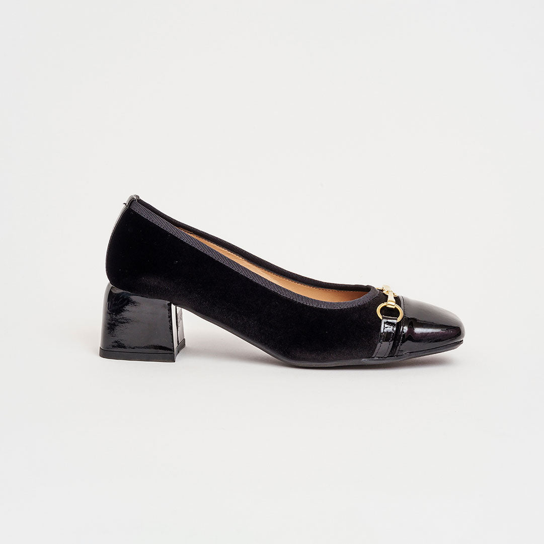 Décolleté in velluto vernice con morsetto tacco 5 cm.