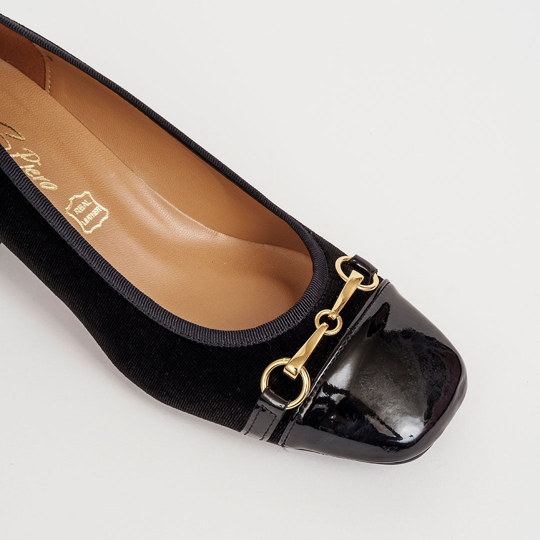 Décolleté in velluto vernice con morsetto tacco 5 cm.