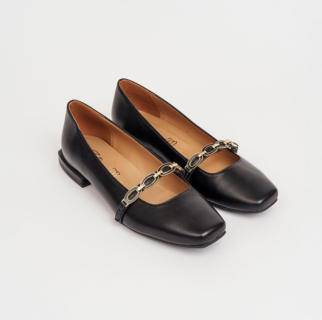 Décolleté in pelle con accessorio a cinturino tacco 2 cm.