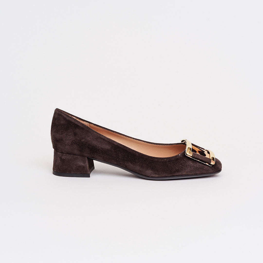Décolleté con accessorio stampa animalier e fibbia oro, punta squadrata in camoscio tacco 3 cm.