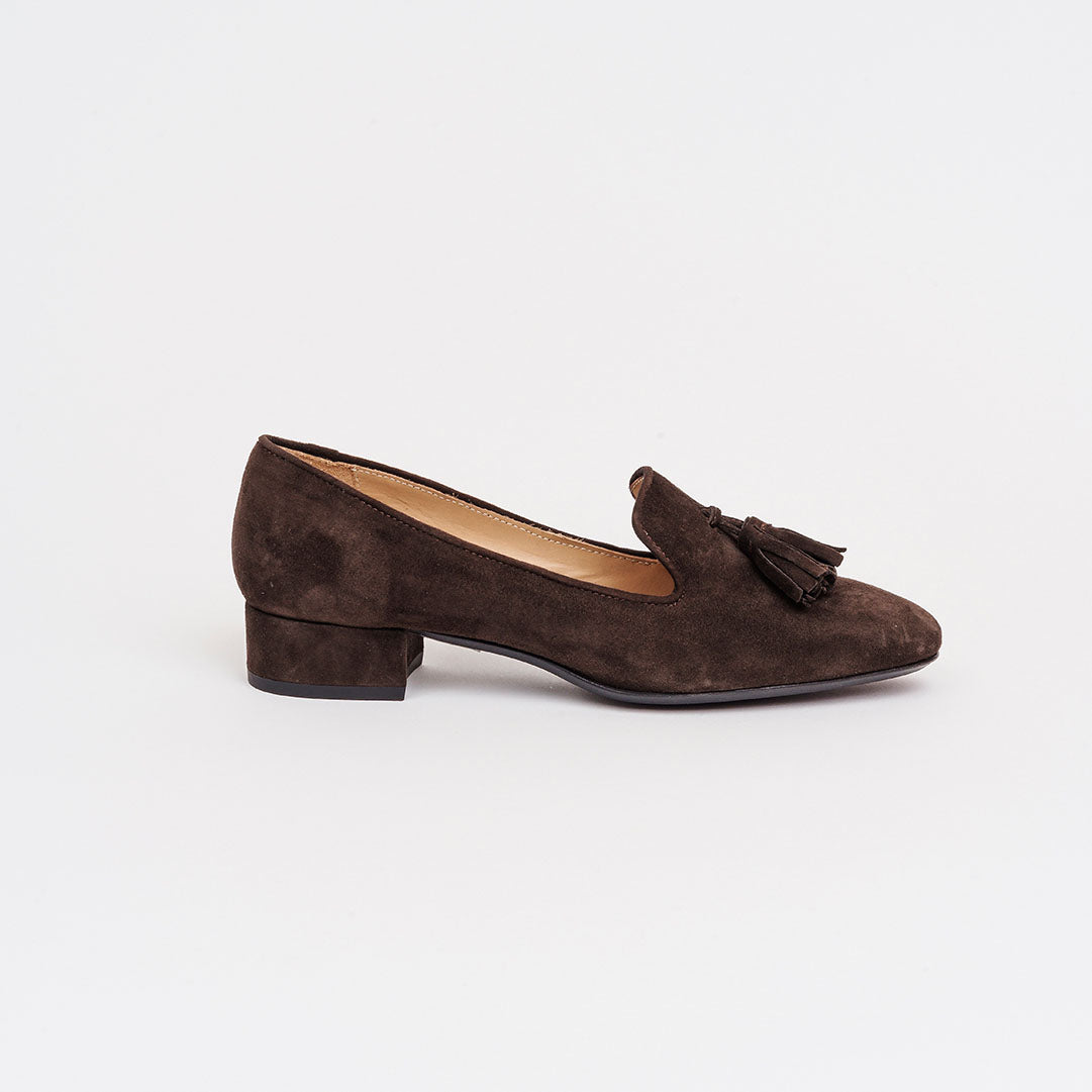 Slipper con nappine in camoscio tacco 2,5 cm.