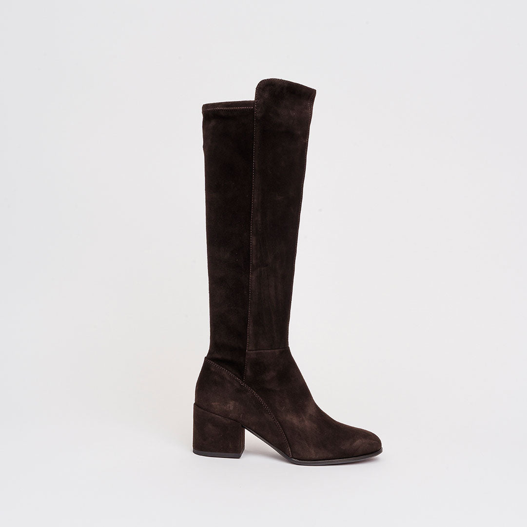 Stivale in camoscio tacco 6 cm.