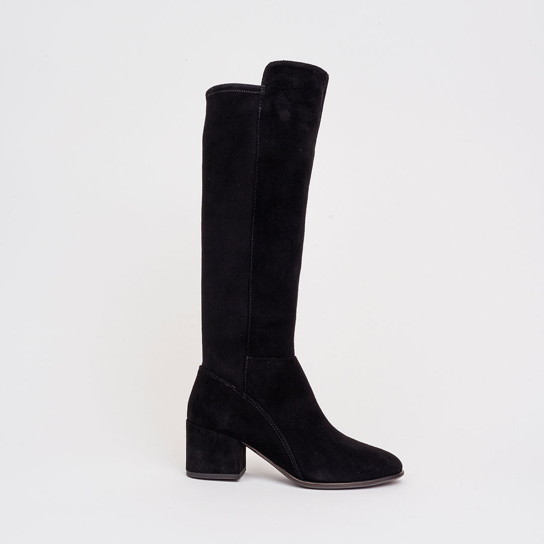 Stivale in camoscio tacco 6 cm.