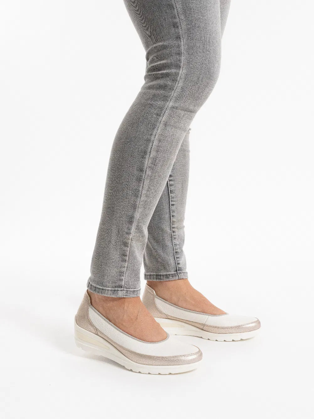 Decolletè in pelle zeppa 5 cm.