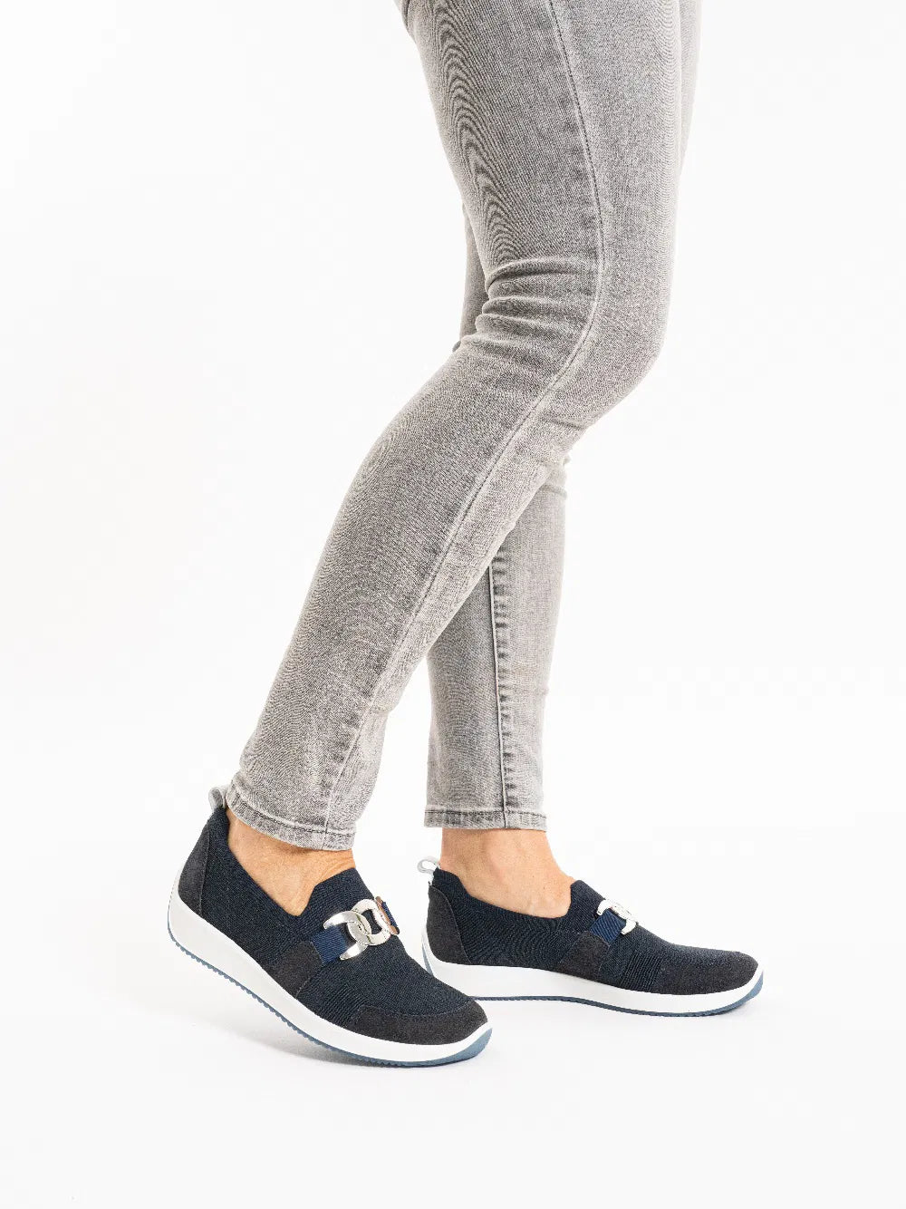 Slip-on in tessuto e pelle  tacco 3,5 cm.