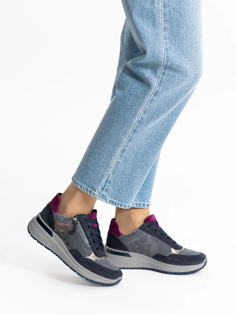 Sneaker in camoscio  tacco 5 cm.