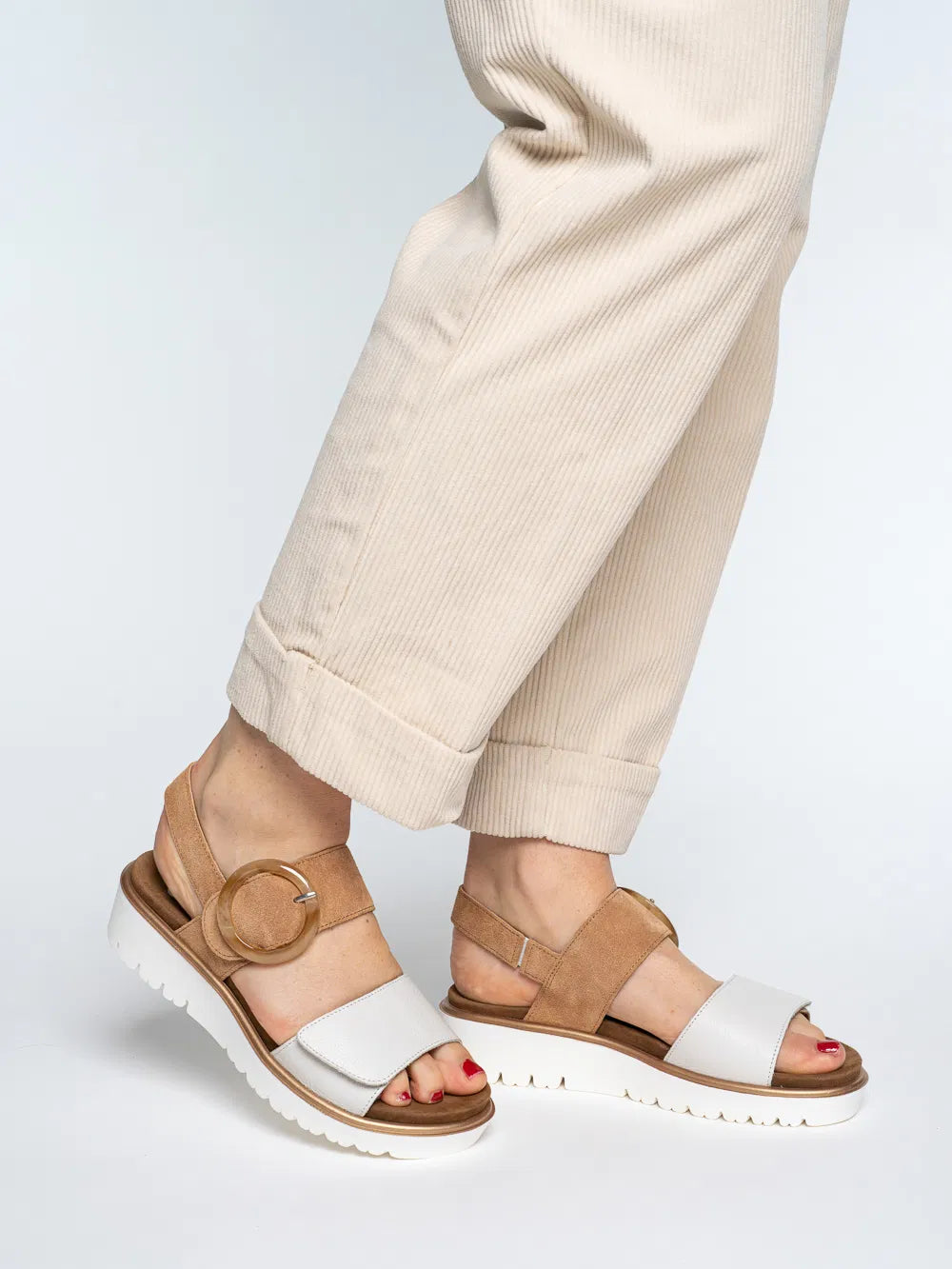 Sandalo regolabile in pelle  cuoio zeppa 4,5  cm.