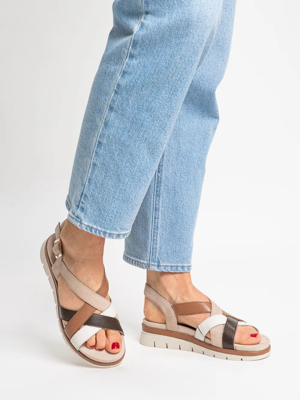 Sandalo regolabile in pelle  cuoio zeppa 4,5  cm.