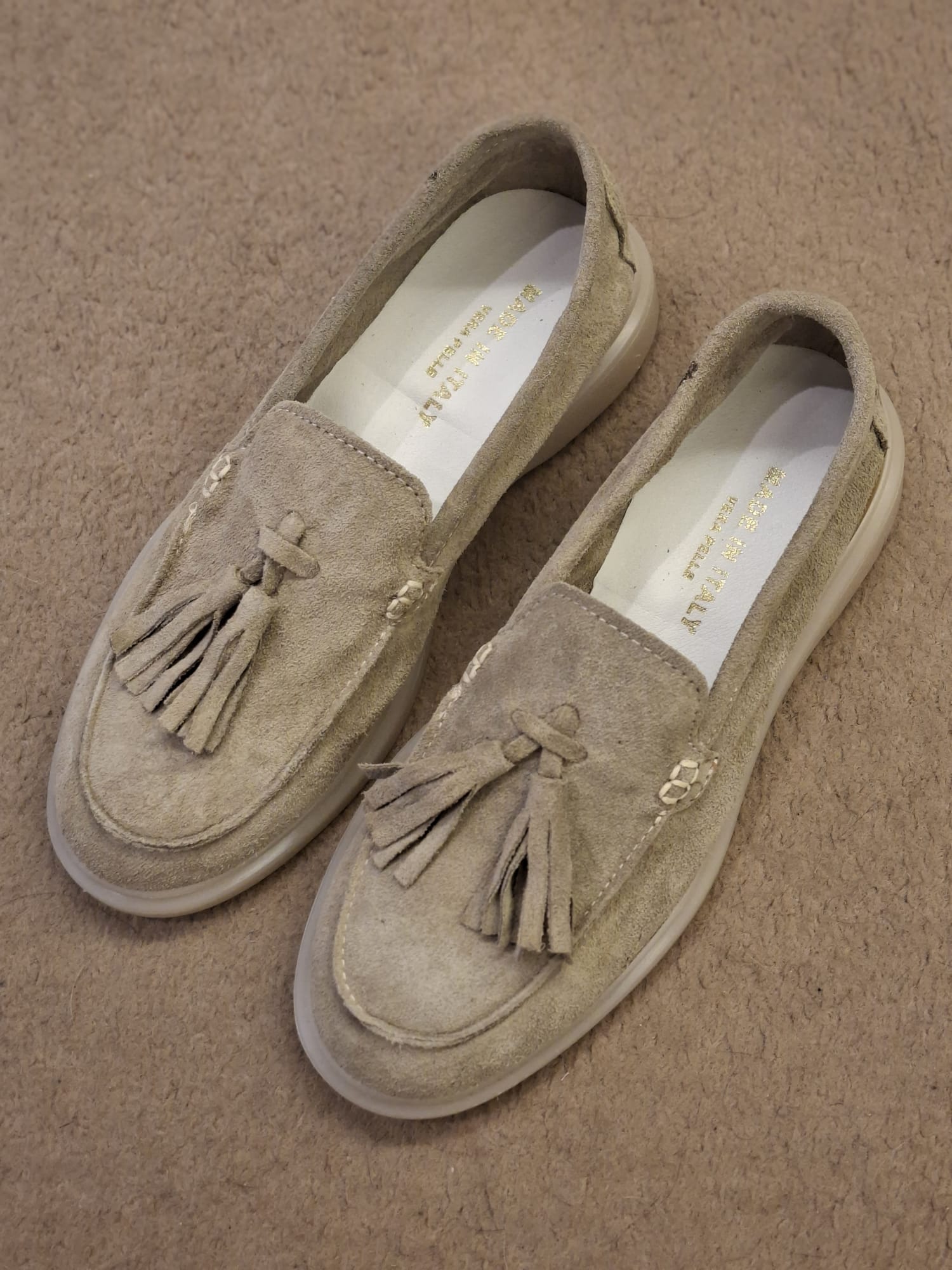 Mocassino in camoscio con nappine tacco 2 cm.