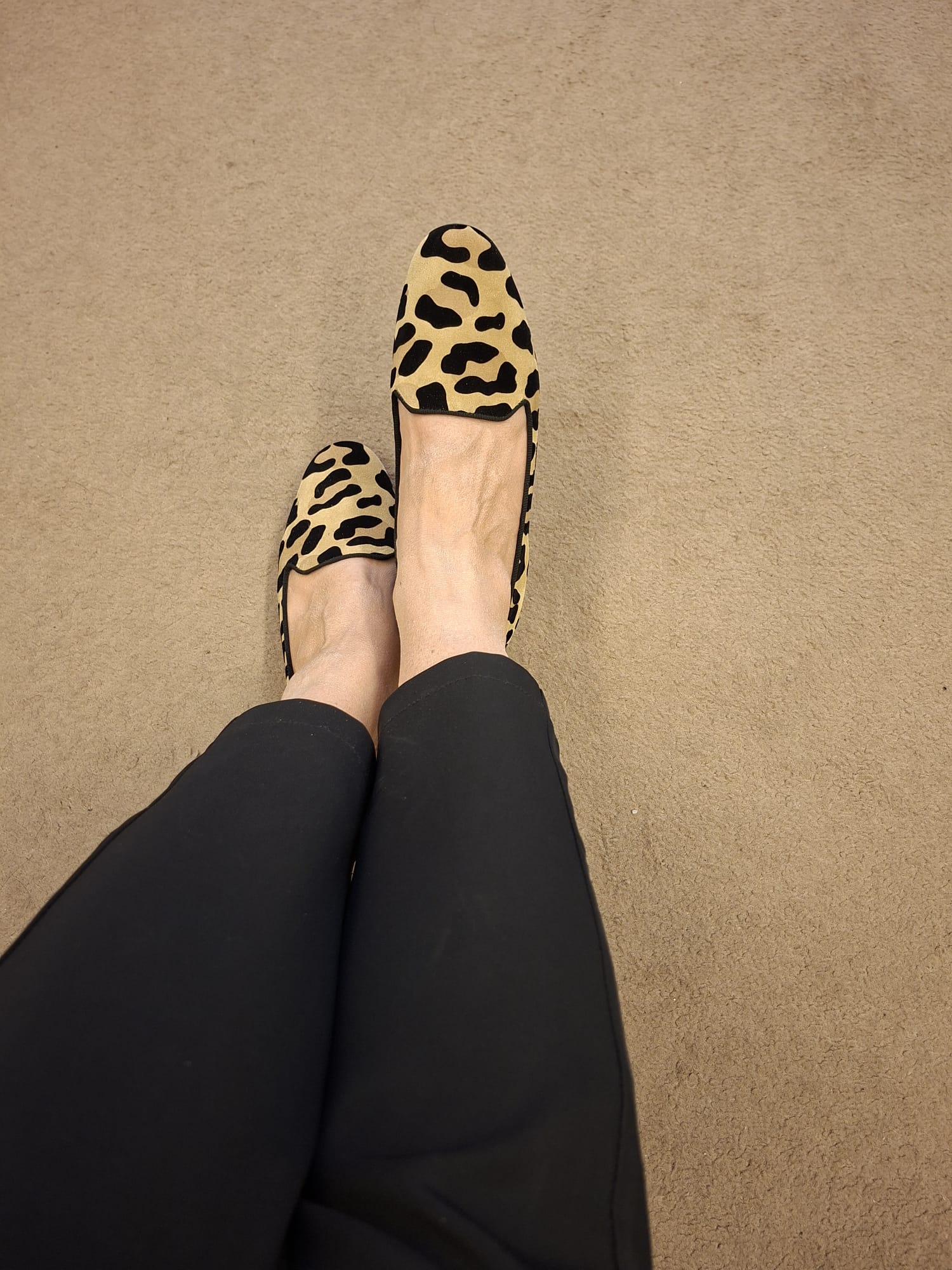 Slip-on in camoscio fantasia animalier tacco 1 cm.