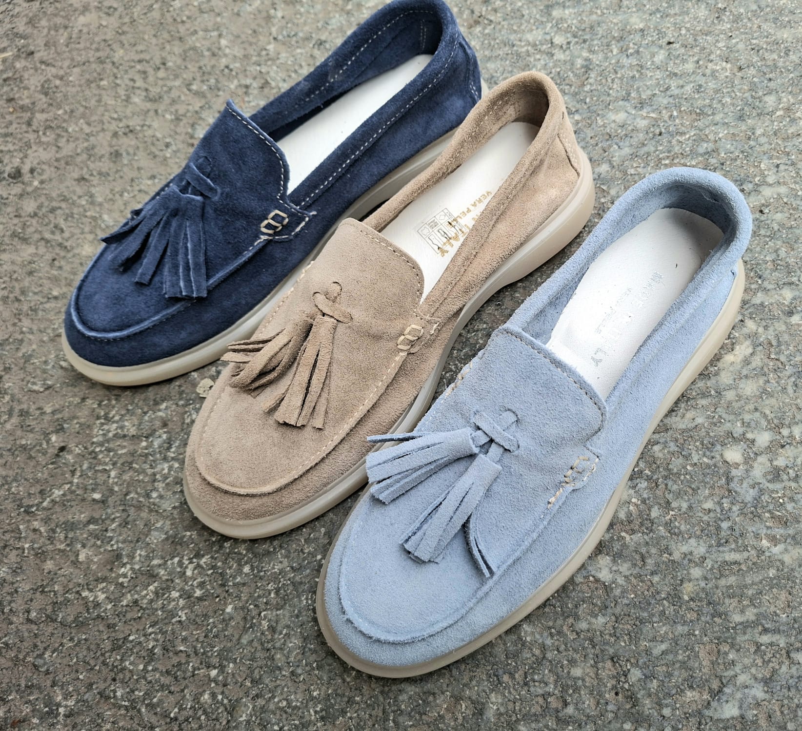 Mocassino in camoscio con nappine tacco 2 cm.