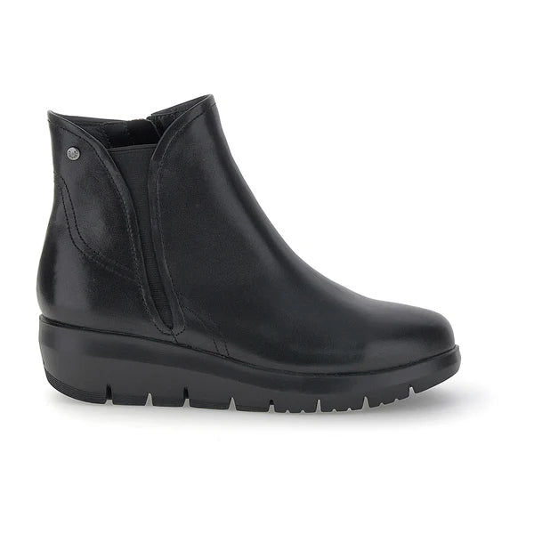 Polacchino in pelle con zeppa e zip tacco 4,5 cm.