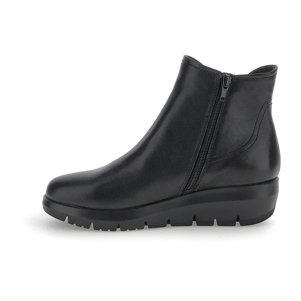 Polacchino in pelle con zeppa e zip tacco 4,5 cm.