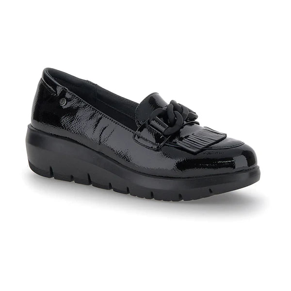 Mocassino in vernice con zeppa tacco 4,5 cm.