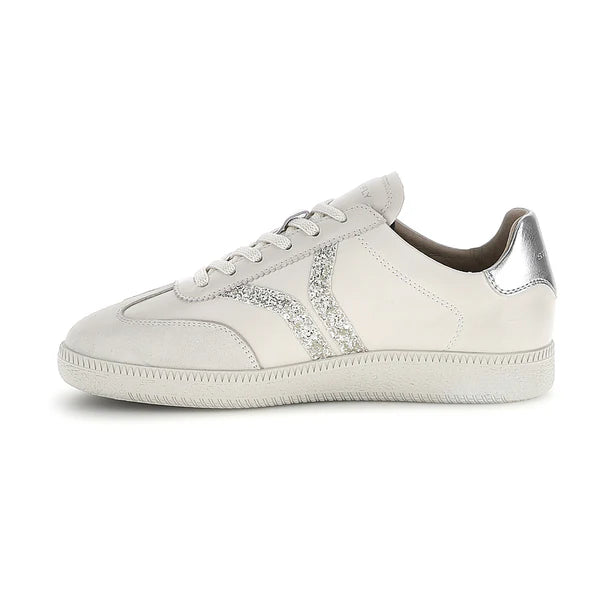 Sneaker in pelle altezza 2,5 cm.