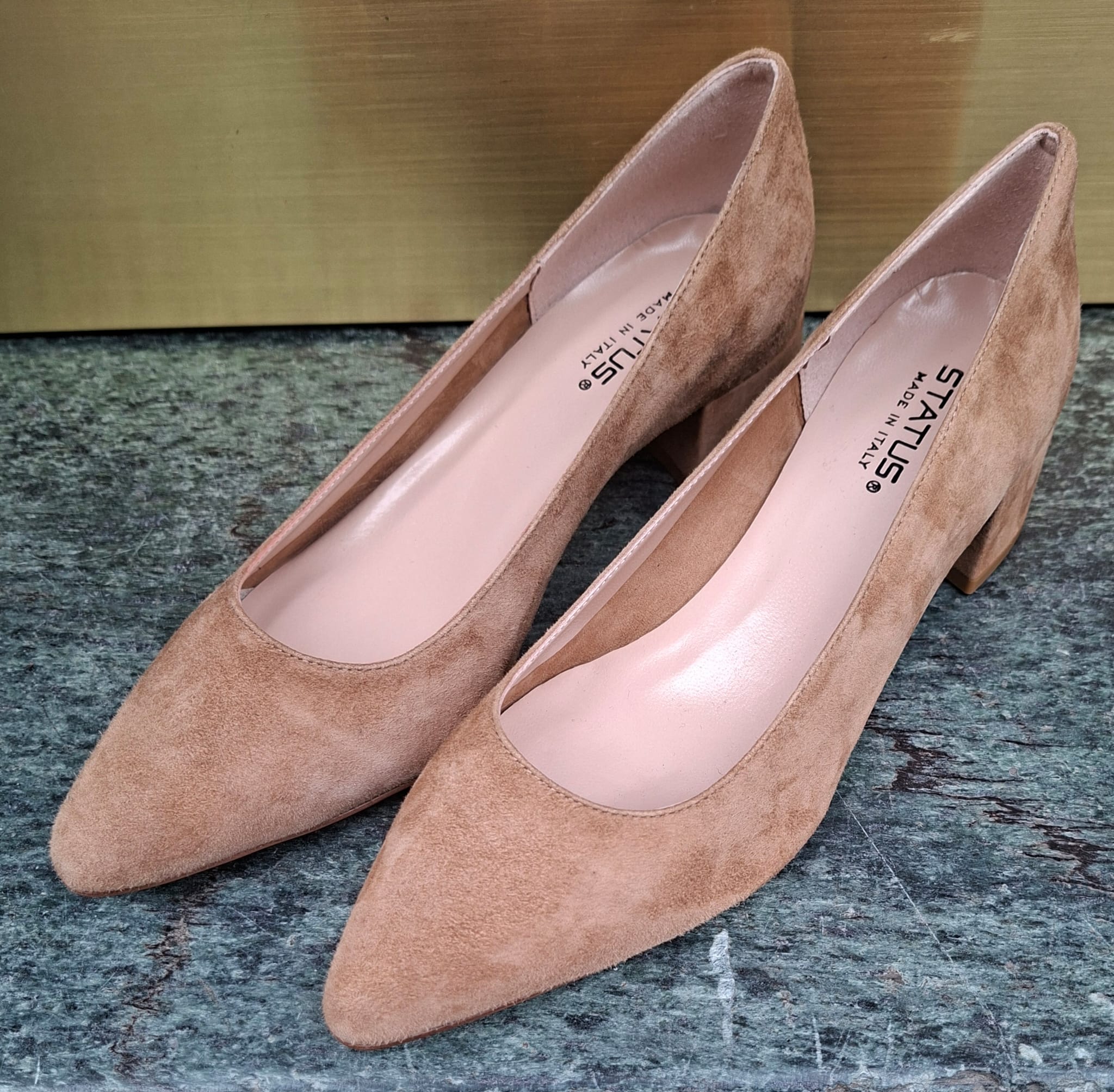 Décolleté slanciato in camoscio o pelle  tacco 3 cm.