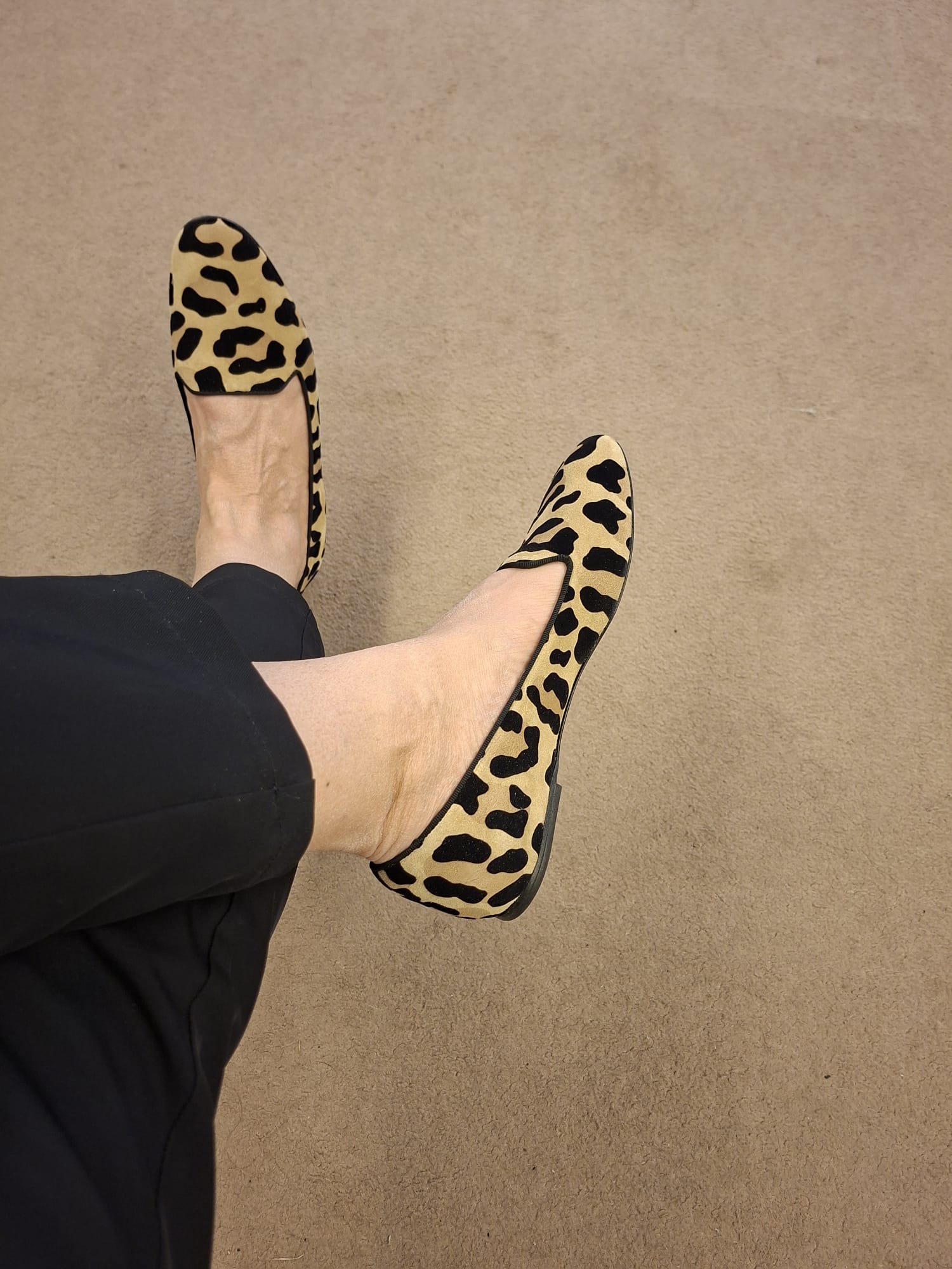 Slip-on in camoscio fantasia animalier tacco 1 cm.