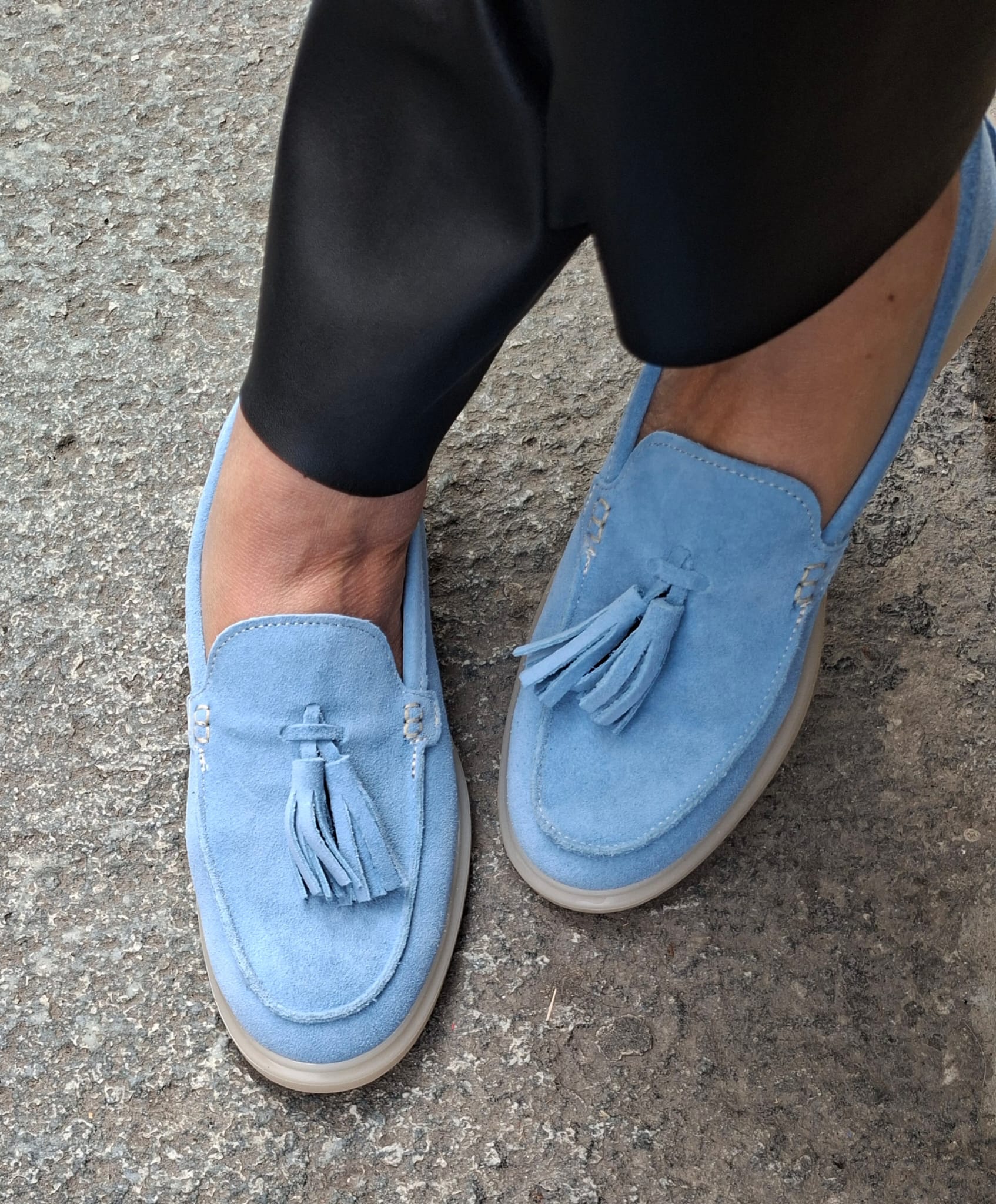 Mocassino in camoscio con nappine tacco 2 cm.