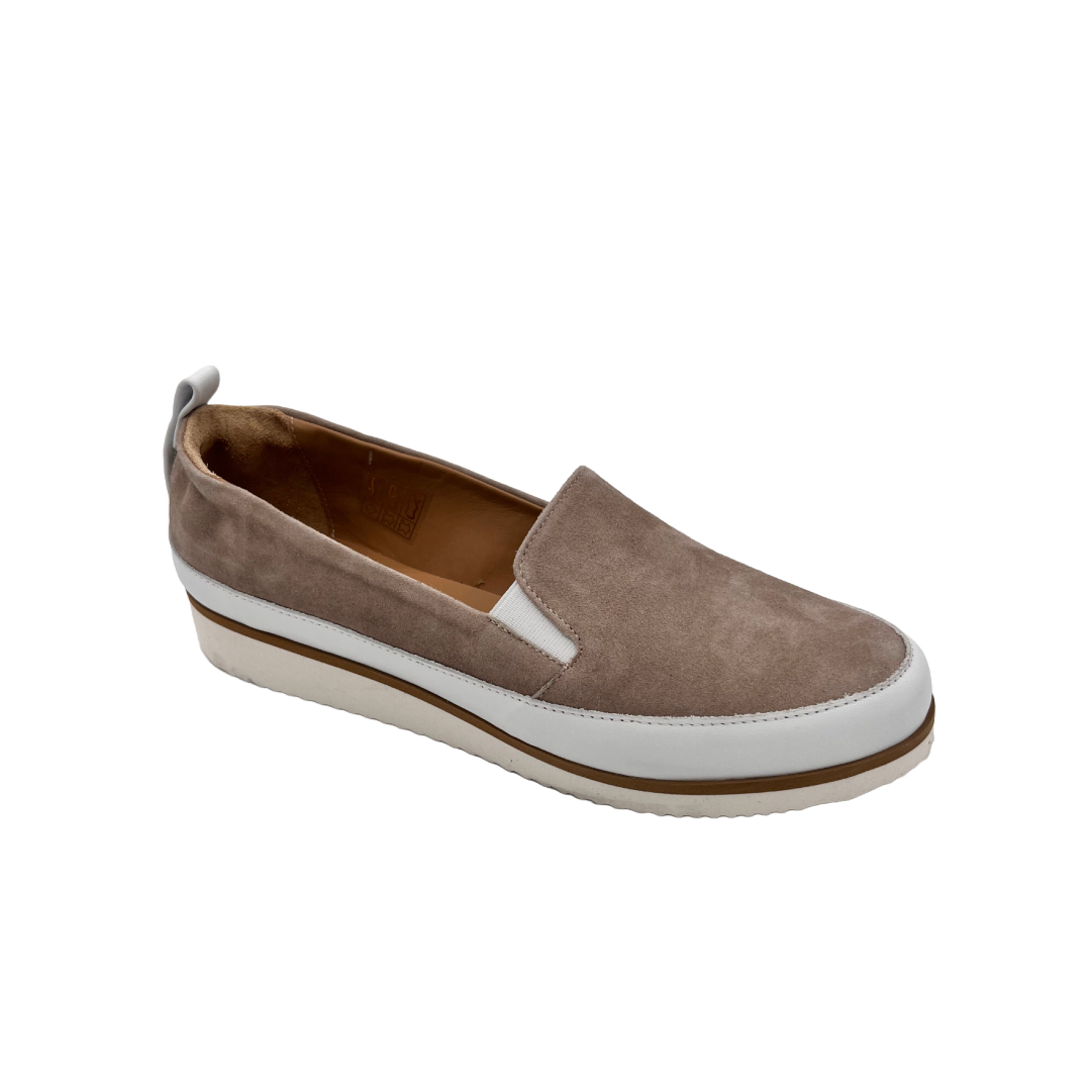 Slip-on camoscio tacco 3,5 cm.