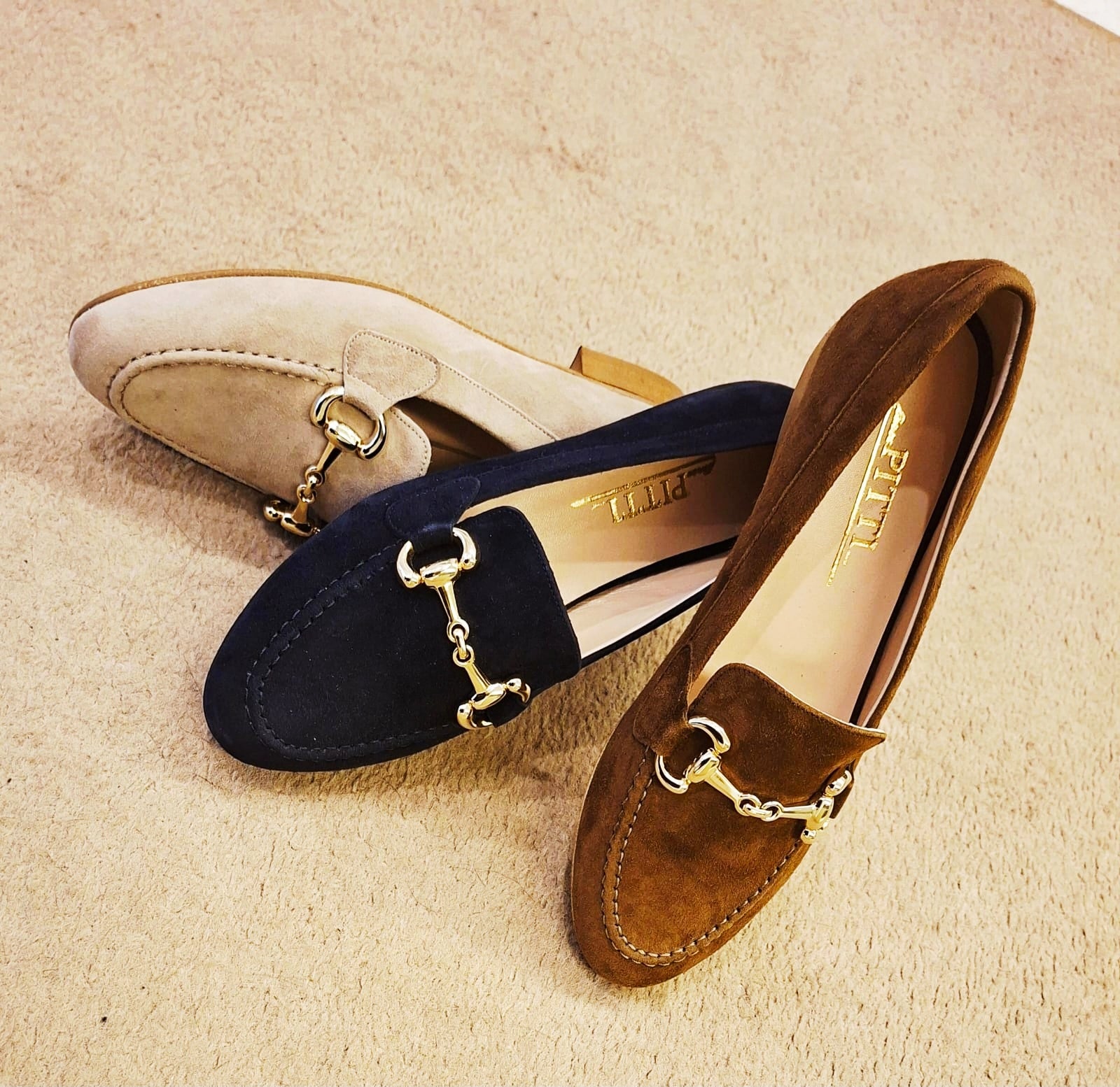 Mocassino in camoscio con morsetto tacco 2 cm.