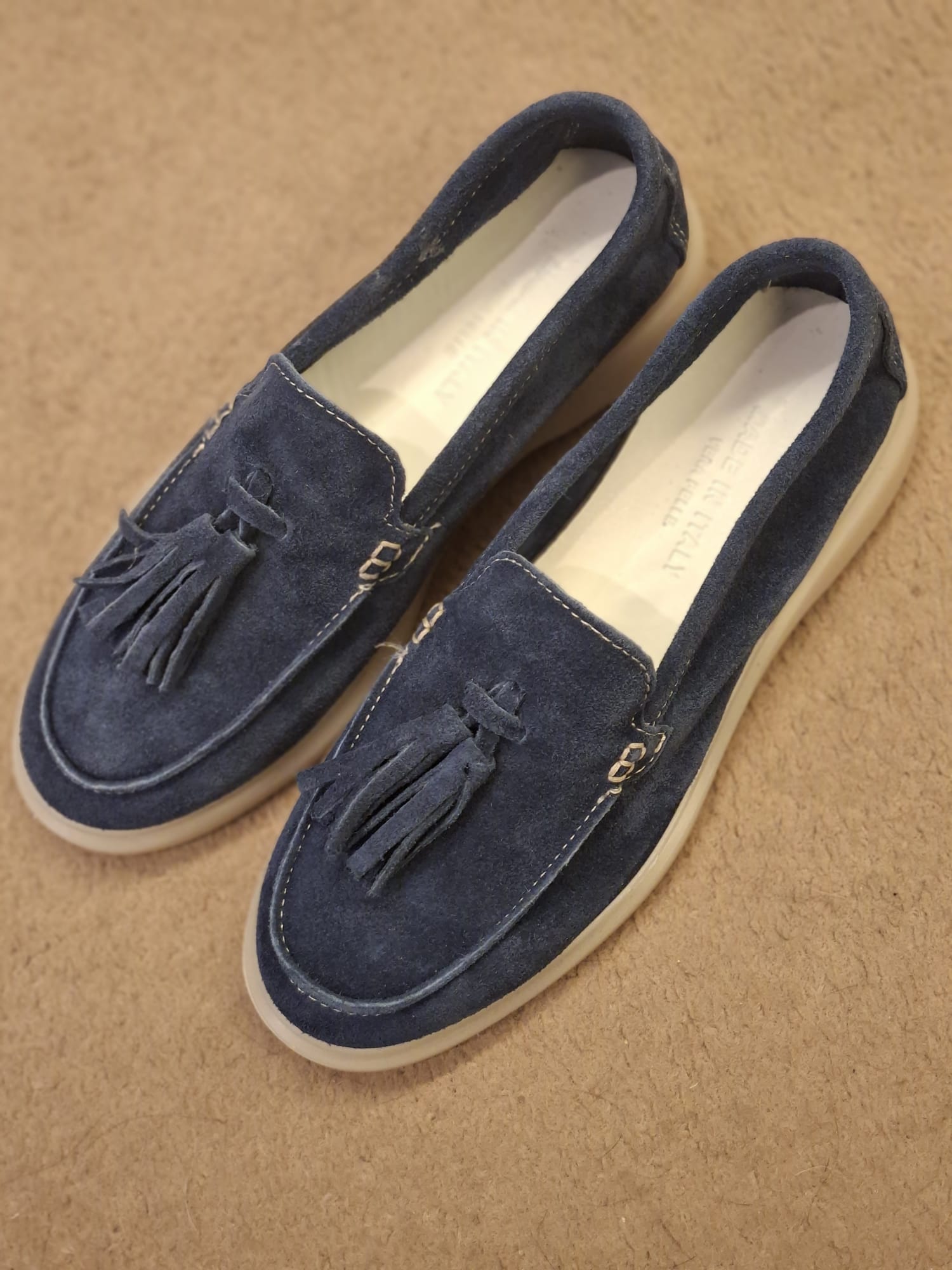 Mocassino in camoscio con nappine tacco 2 cm.