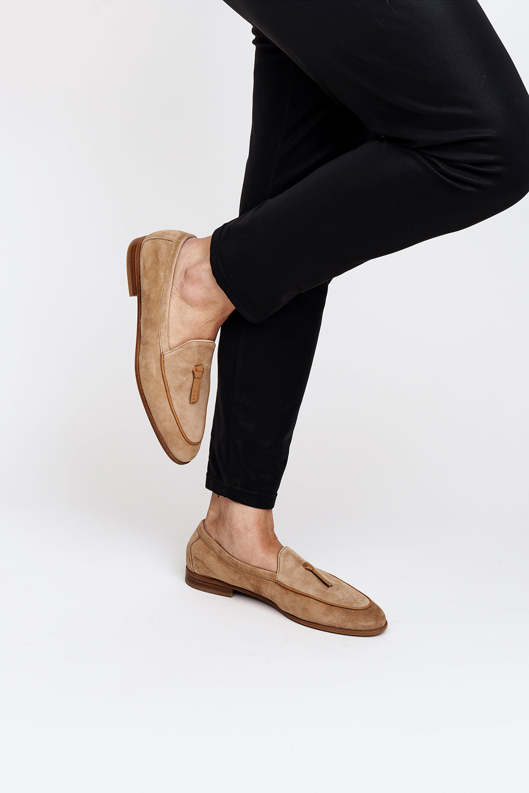 Mocassino affusolato in camoscio beige tacco 2 cm.