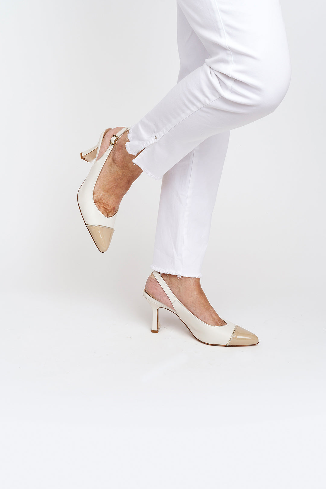 Chanel in pelle bicolore con puntale tacco - Main Image